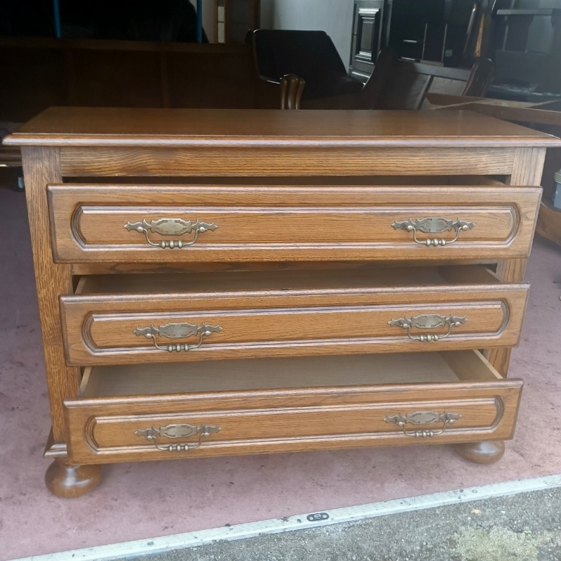 Rustikální komoda se zásuvkami . - 2