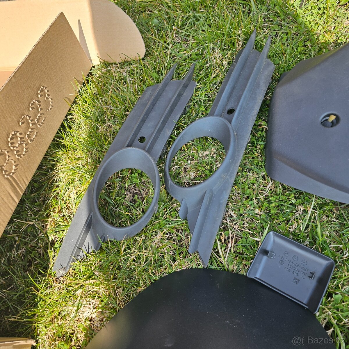 corsa D - zbytky z nárazníku - 2