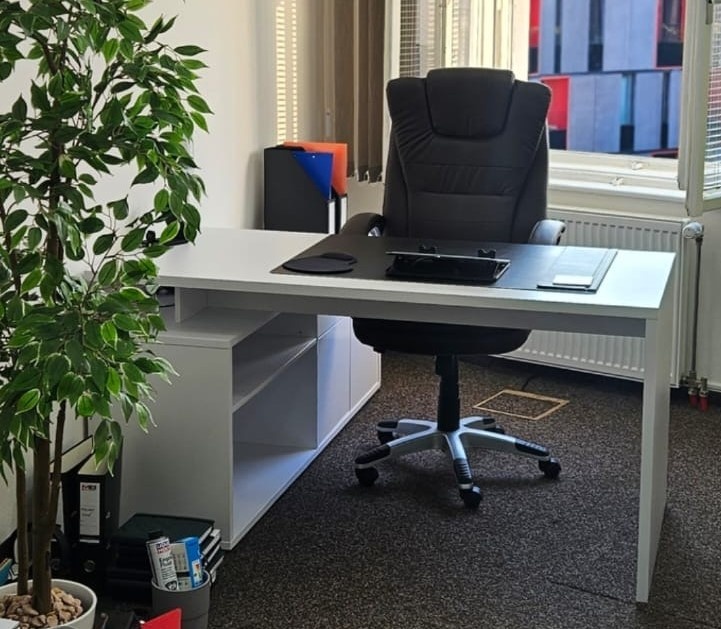 Kancelářská skříň, stůl a židle - 2