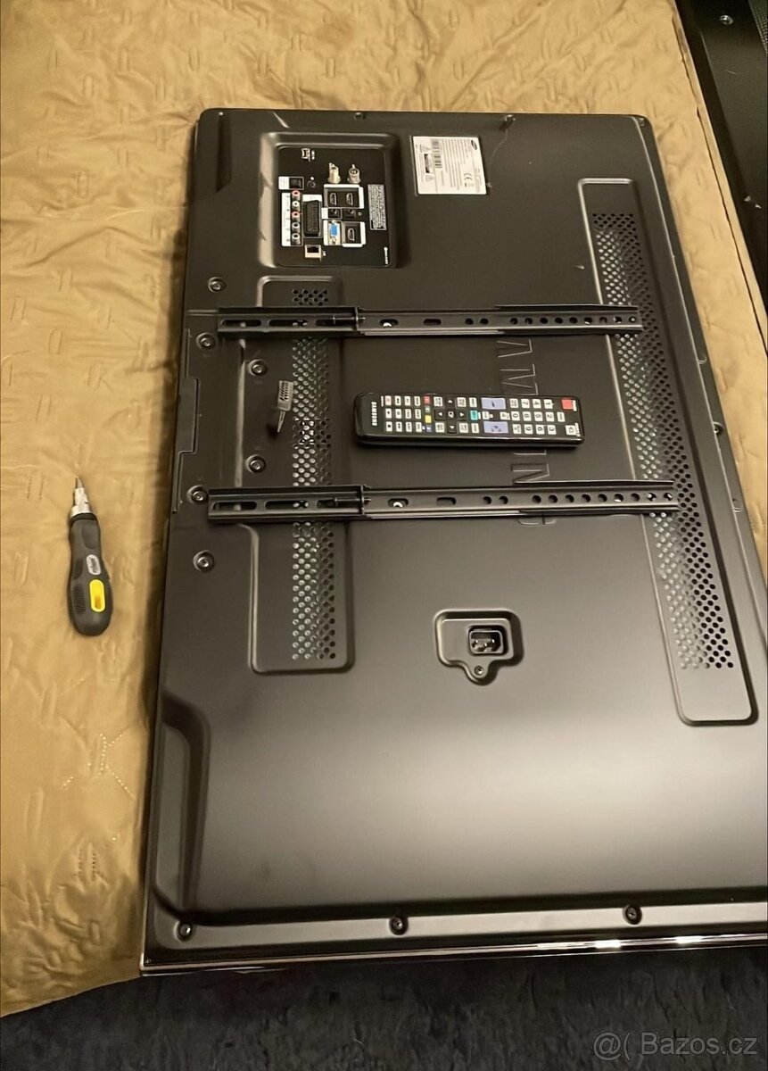 Televizor Samsung LE37C570 s drzak na stena - 2