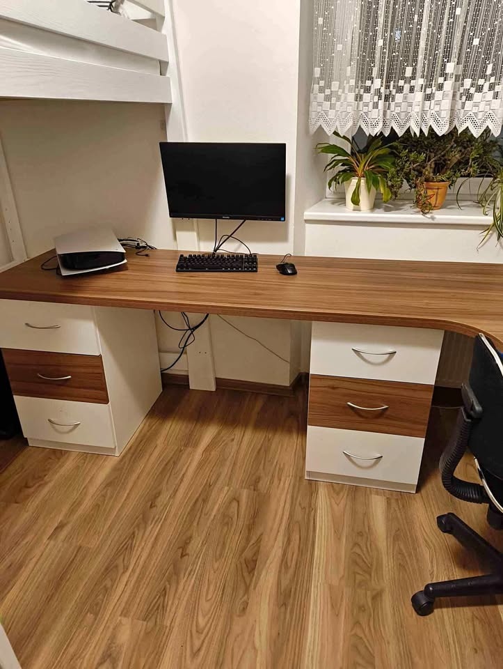 Psací a pracovní stůl - 2