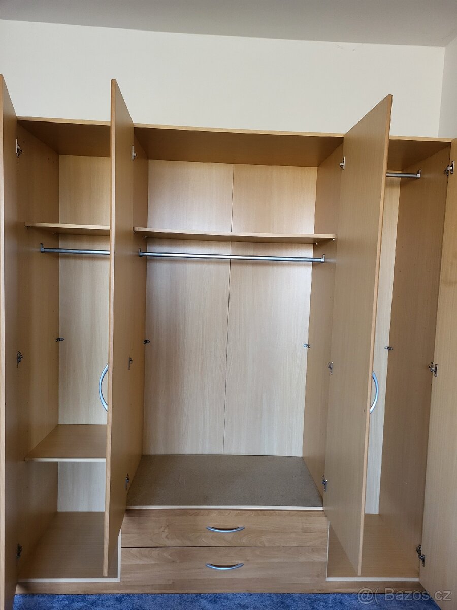 Skříň se zrcadlem - 2