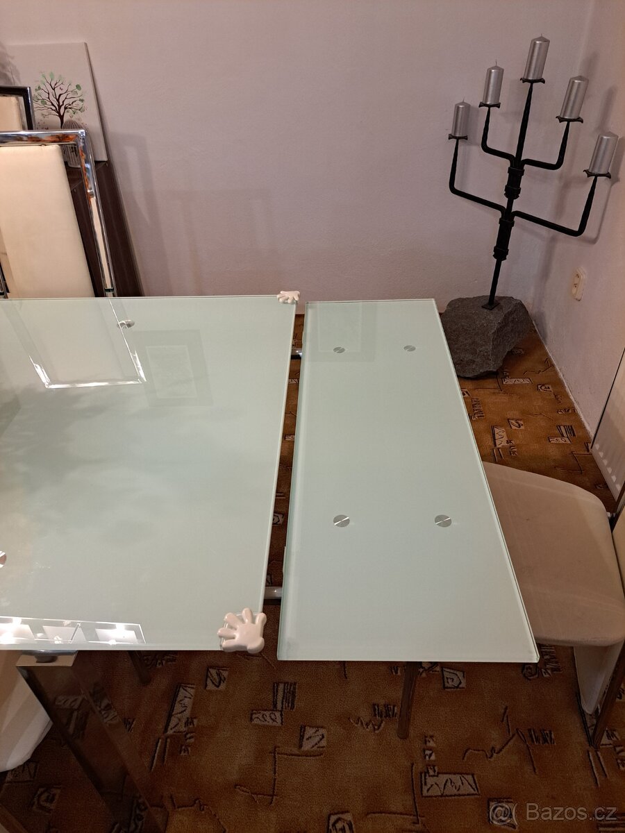 Rozkládací jídelní stůl se židlemi - 2