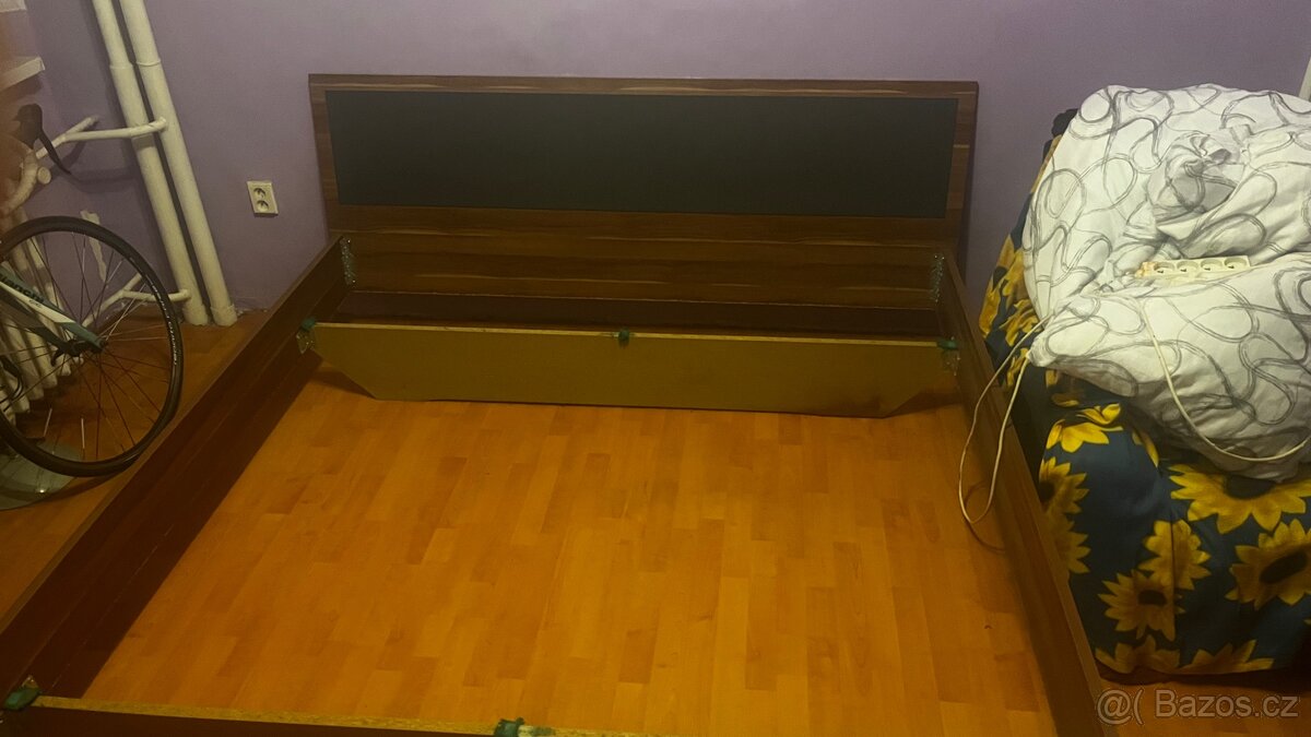 Dvoulůžková postel bez roštu a bez matraci - 2