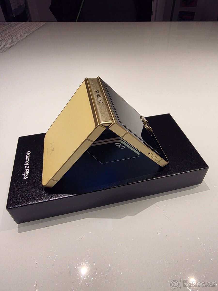 Samsung Z Flip 6 256 GB gold - top - 2