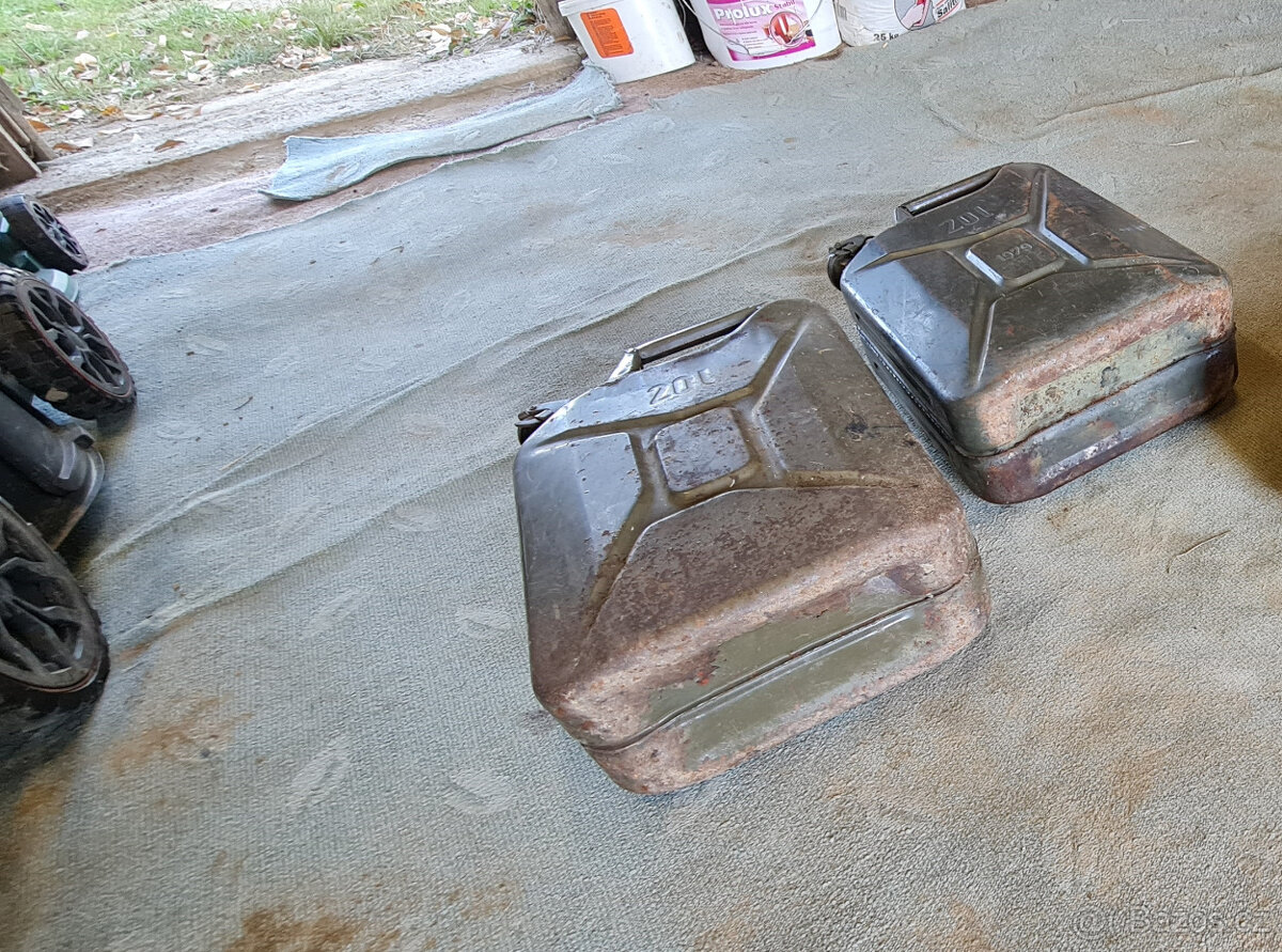 Prodám starší zdravé 20l kanystry. - 2