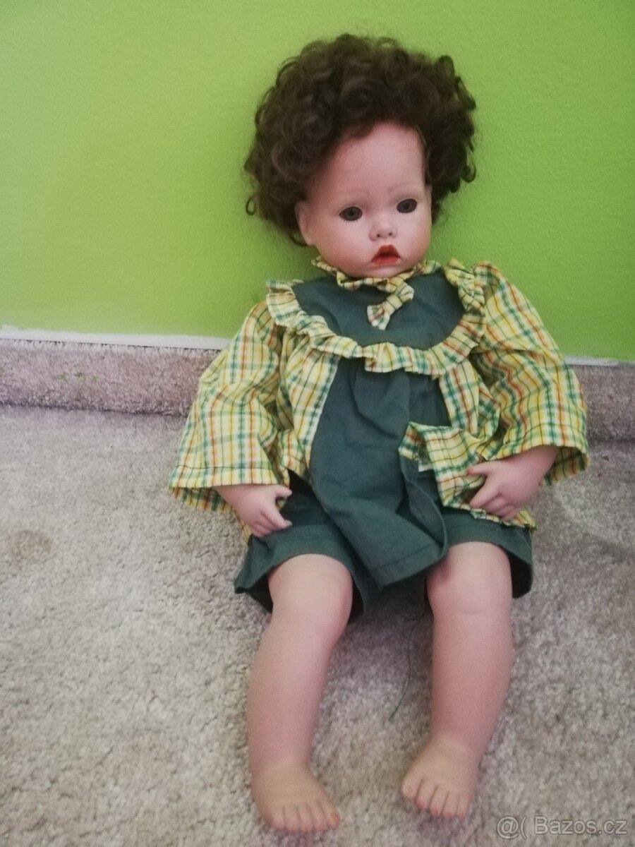 Sedící značená porcelánová panenka - 2