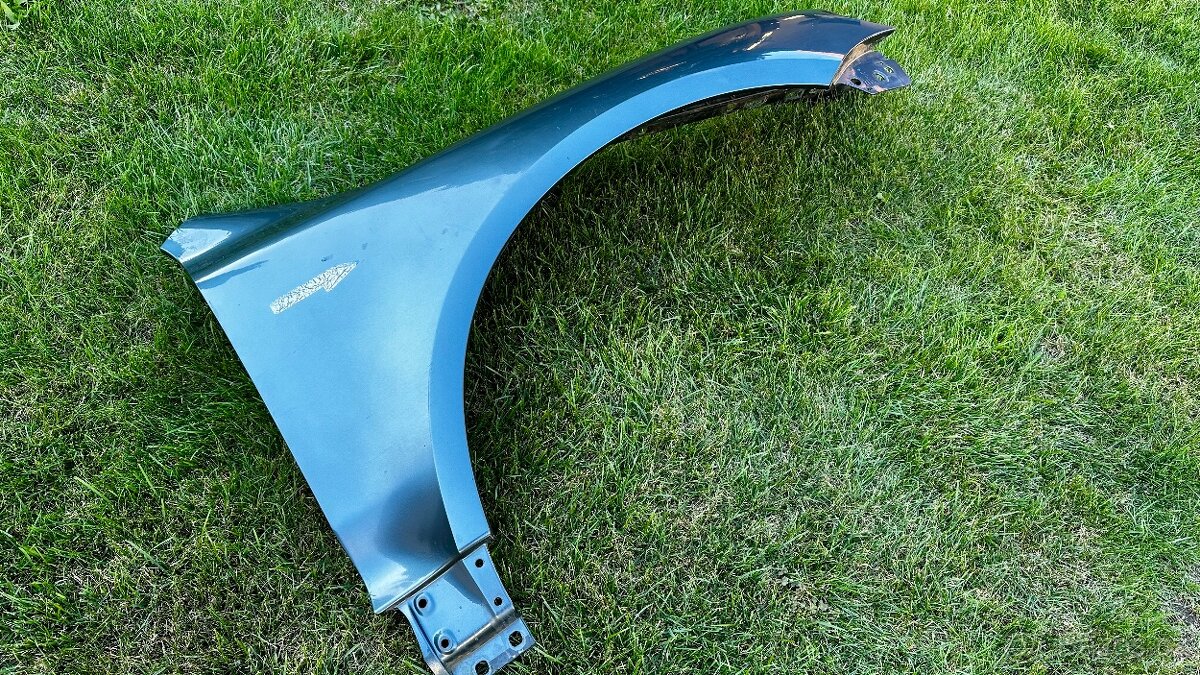 VW TOUAREG 7L - PŘEDNÍ PRAVÝ BLATNÍK - 2