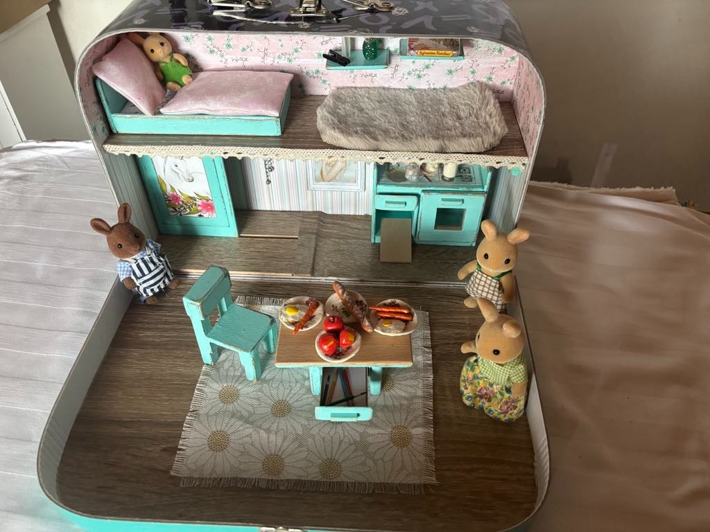 zaječí rodinka v kufříku - 2