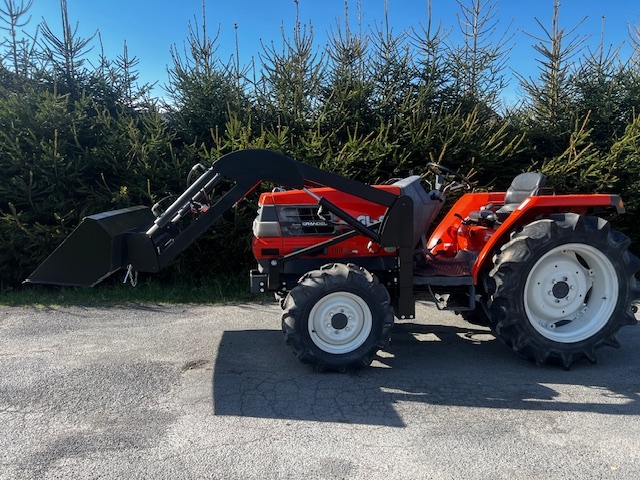 Malotraktor Kubota GL27 s čelním nakladačem - 2