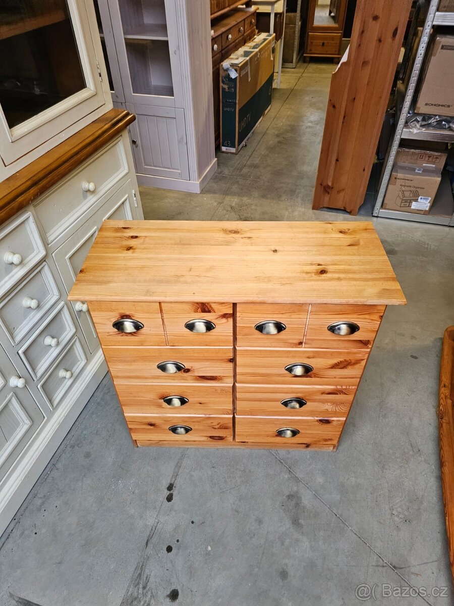 DŘEVĚNÁ KOMODA - 2