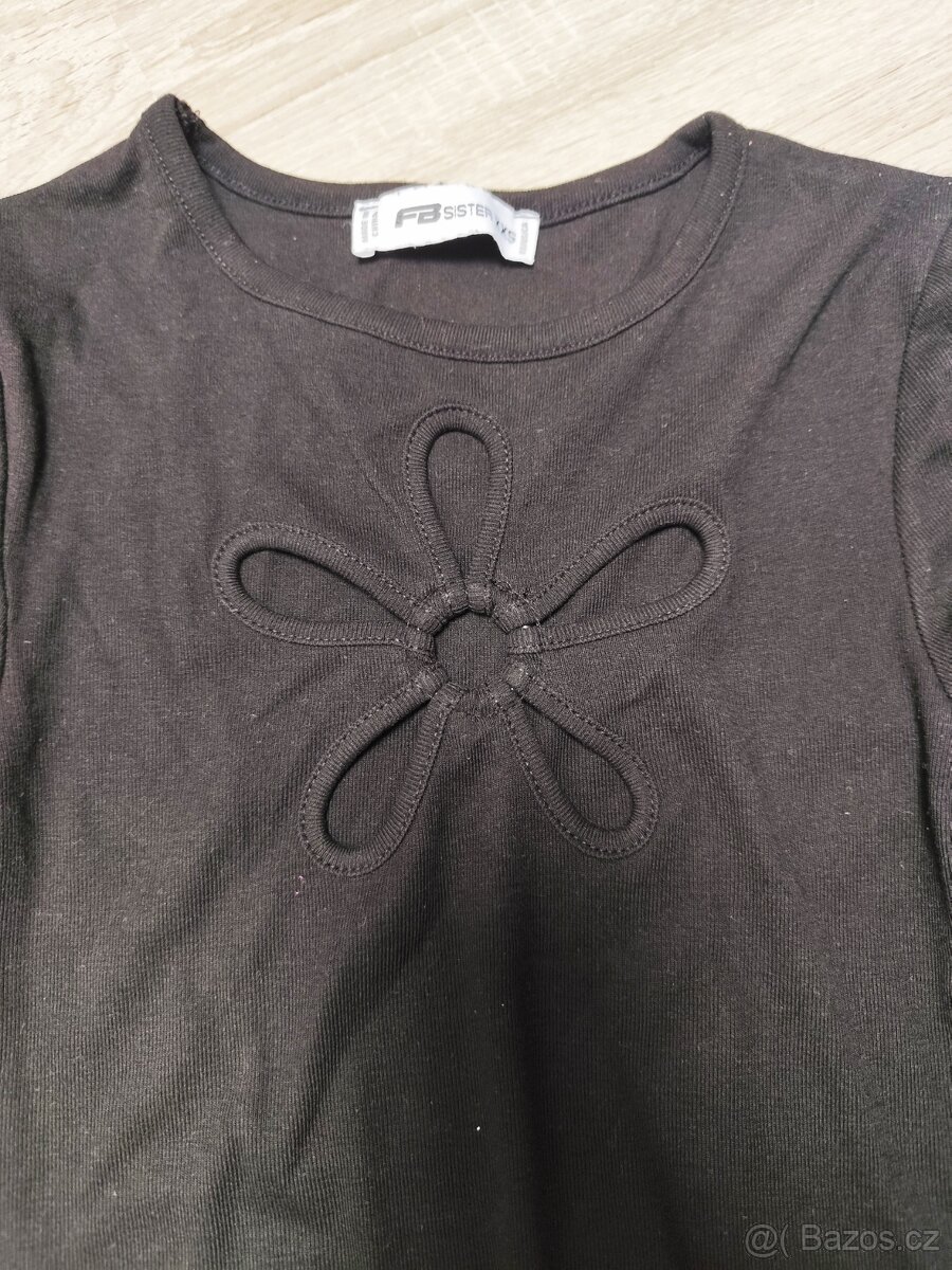 Černé triko s květinou - 2