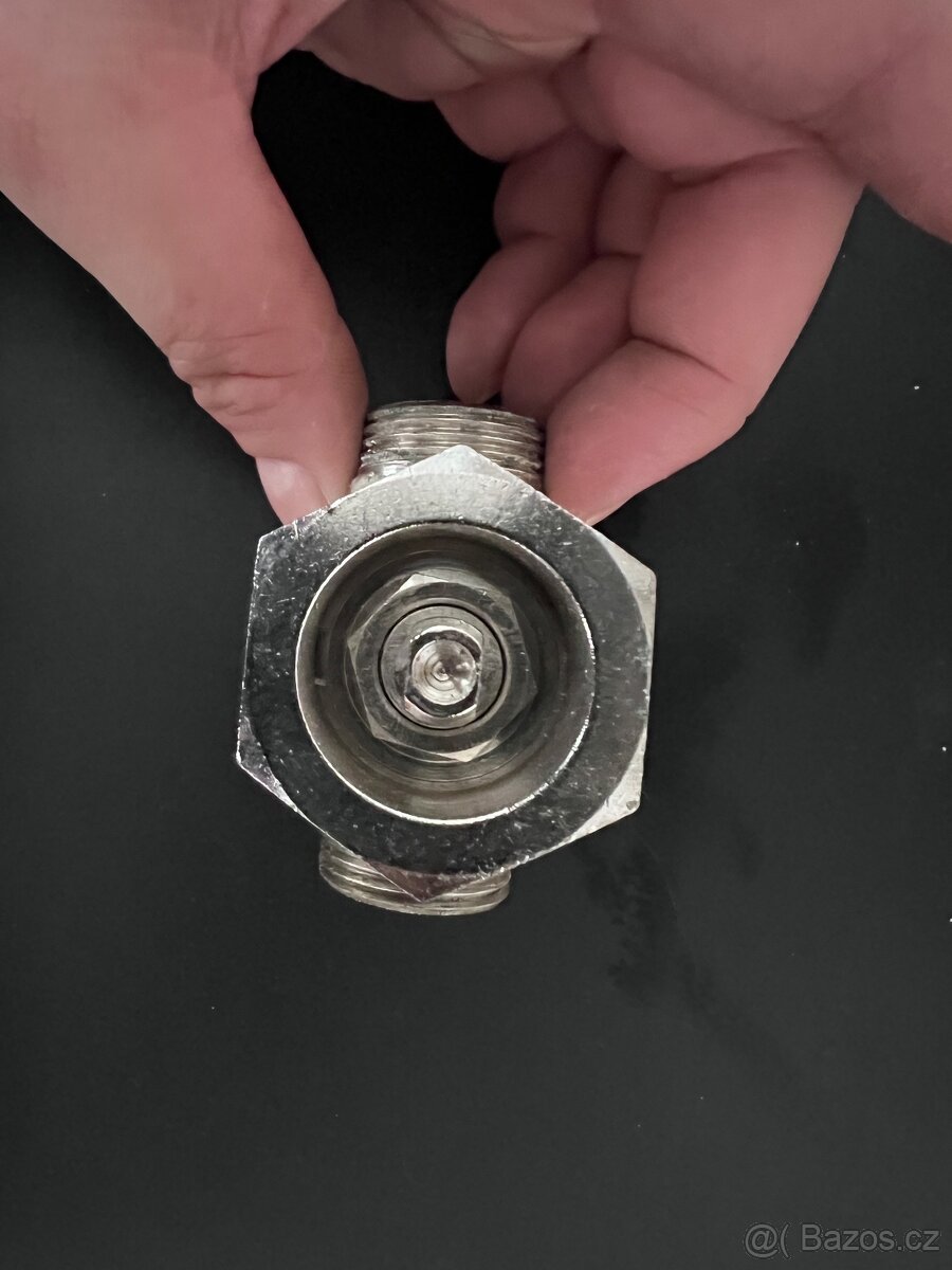 radiátorové šroubení značky Emmet (model 2060) - 2