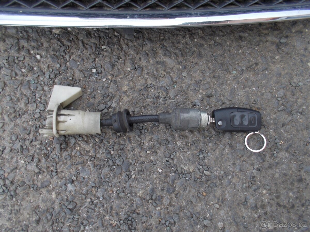 Maska a zámek kapoty Ford Focus C-MAX - 2