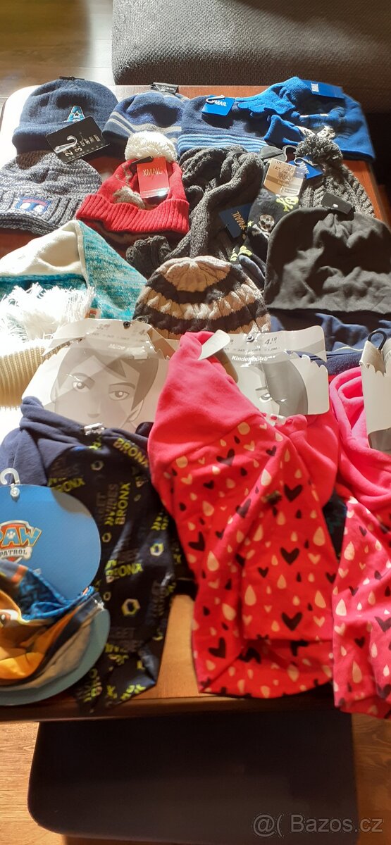 MIX čepic a šálů - 19 kusů - 2