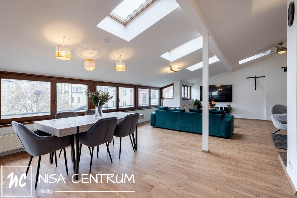 Prodej atypického podkrovního bytu 260 m² v Praze - Vinohrad - 2