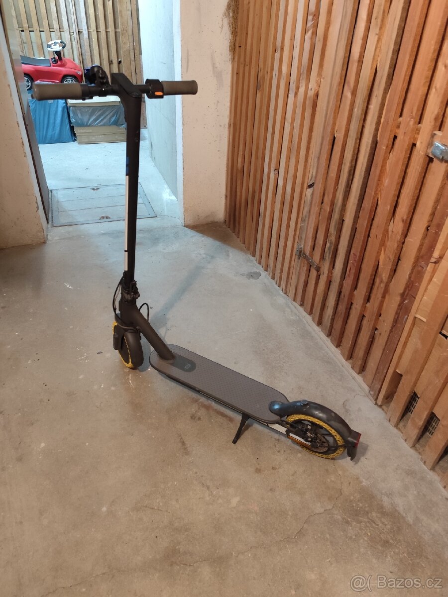 Xiaomi Mi Scooter Essential - 2