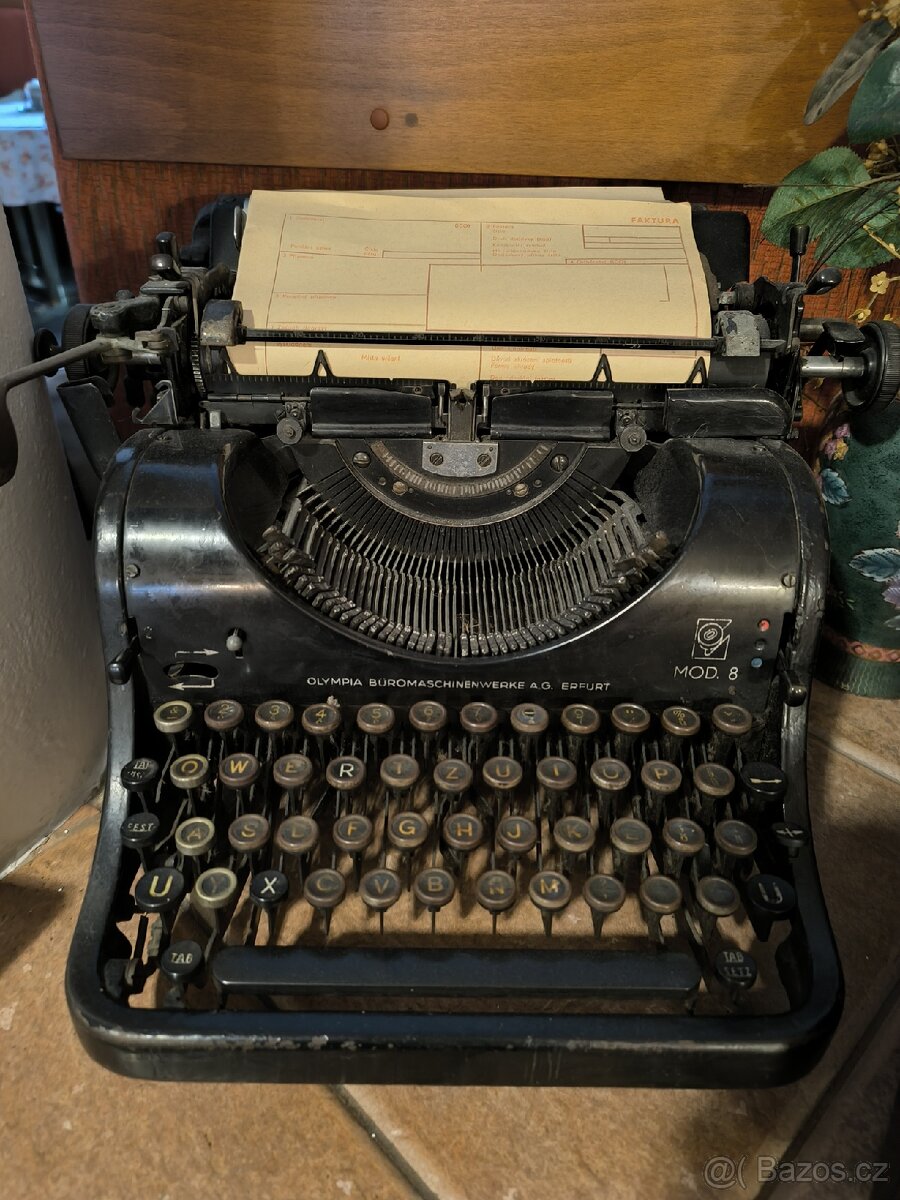 Starožitný psací stroj Olympia. - 2