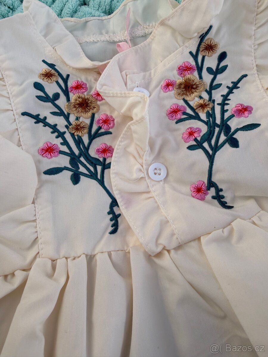 Šaty s výšivkovými prvky - 2