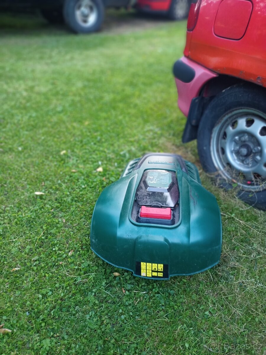 Montaz roboticke sekacky na hranicni drat napr. Parkside - 2