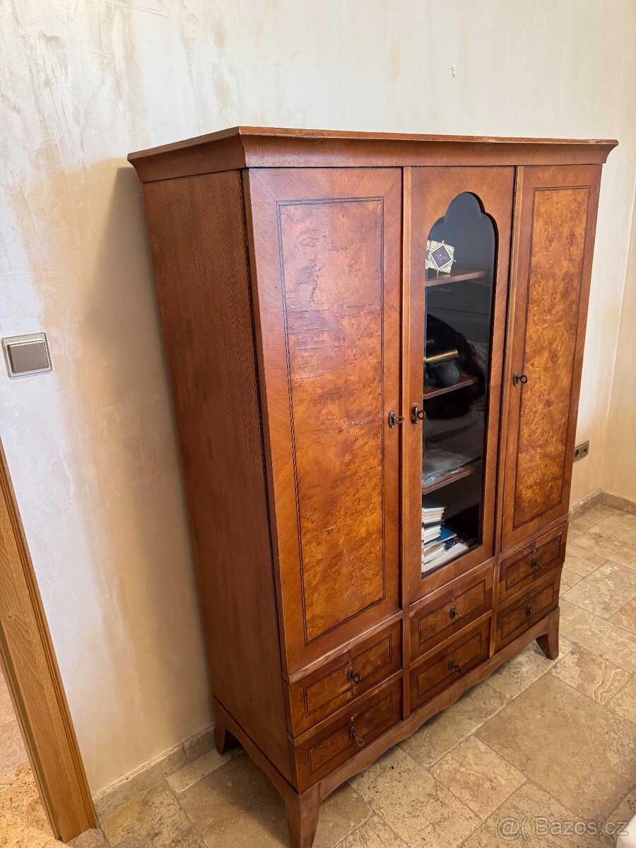 Krasna starozitna skrin - 2