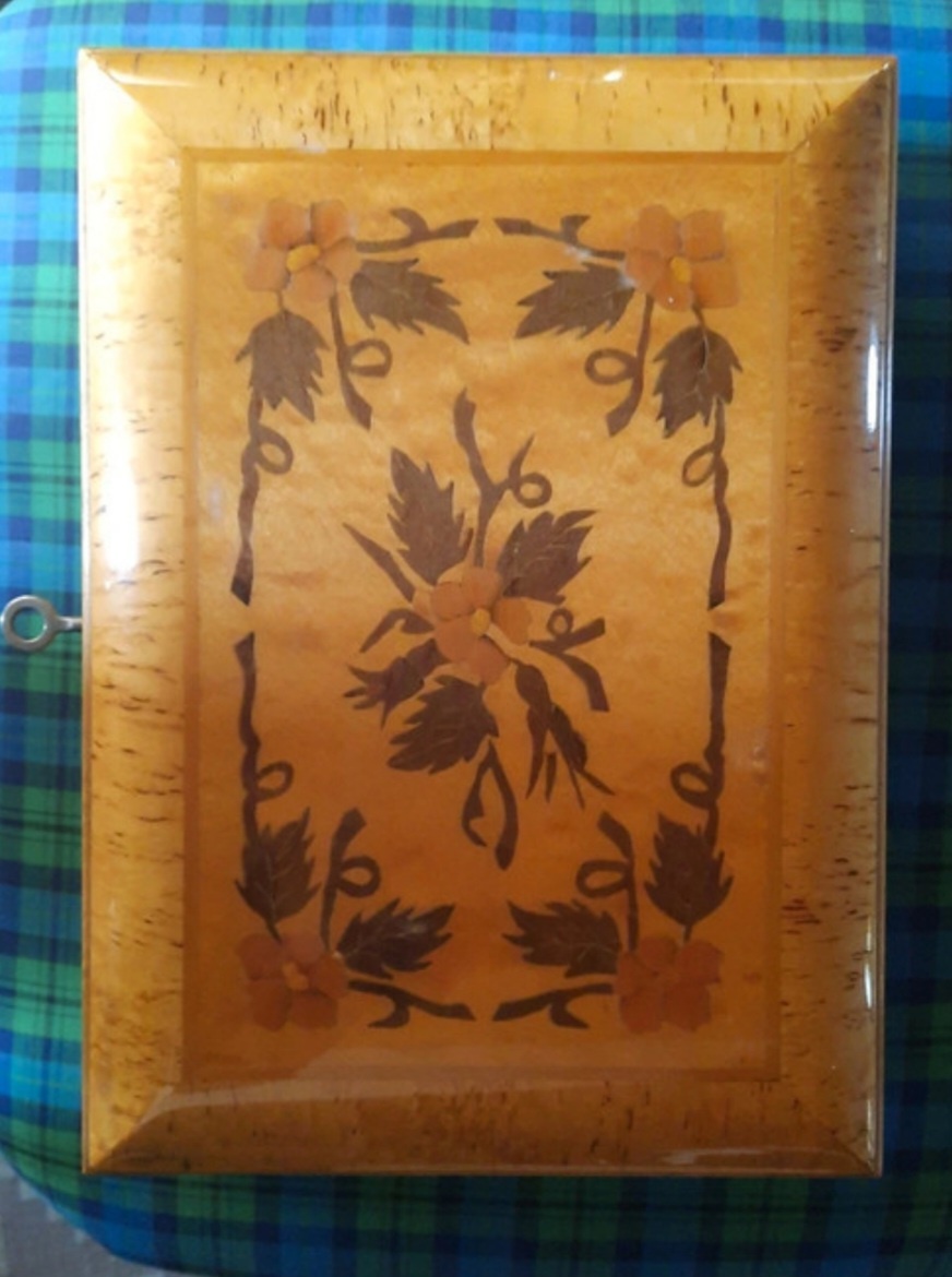 Stará šperkovnice s interzií - 2