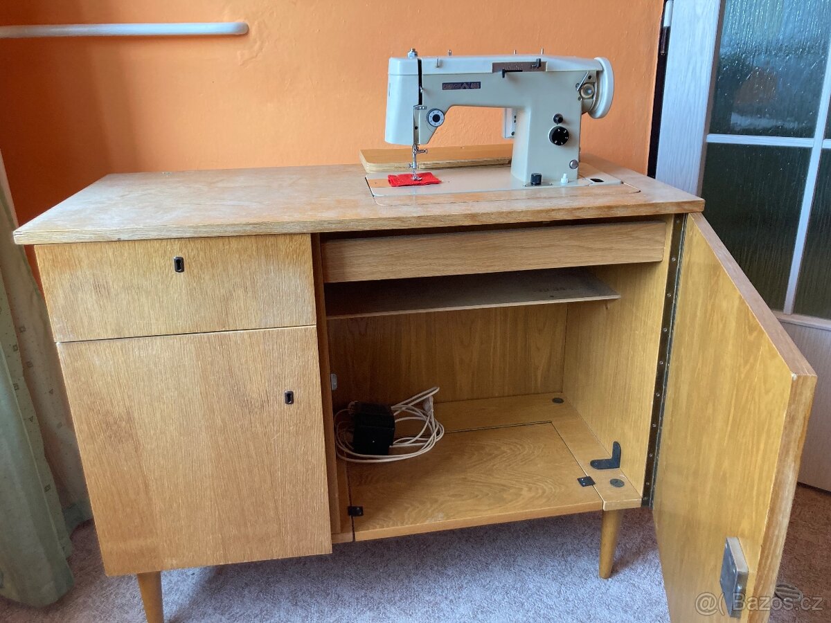 Retro šicí stroj ve skříňce - 2