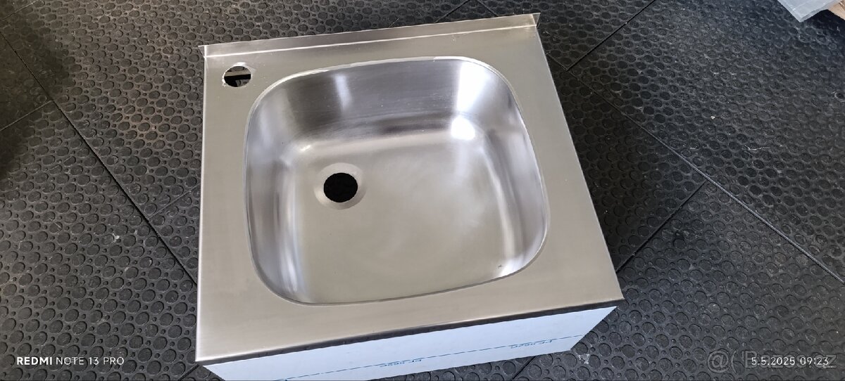 Nerezový dřez s opláštěním - 2