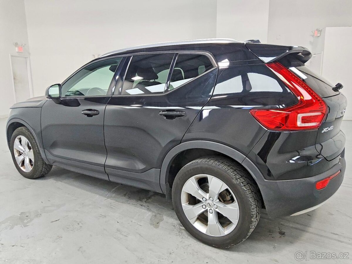 2022 VOLVO XC40 T5 MOMENTUM - 2