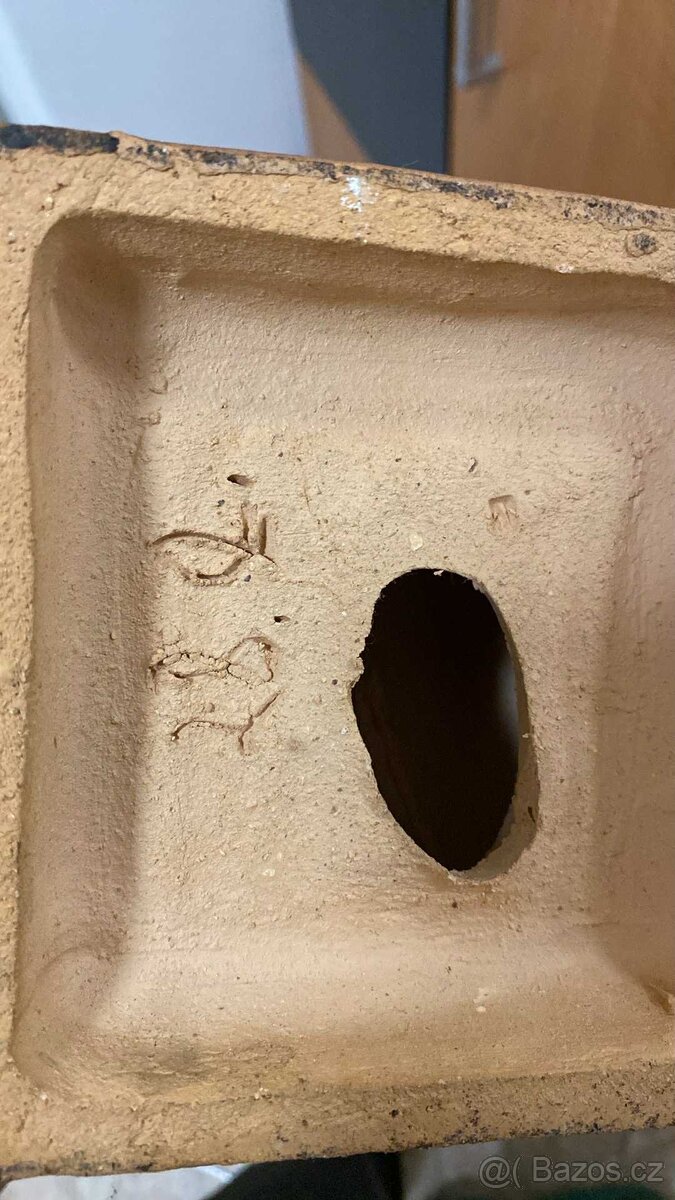 Stylizovaná keramická soška – žena s rukama na uších - 2