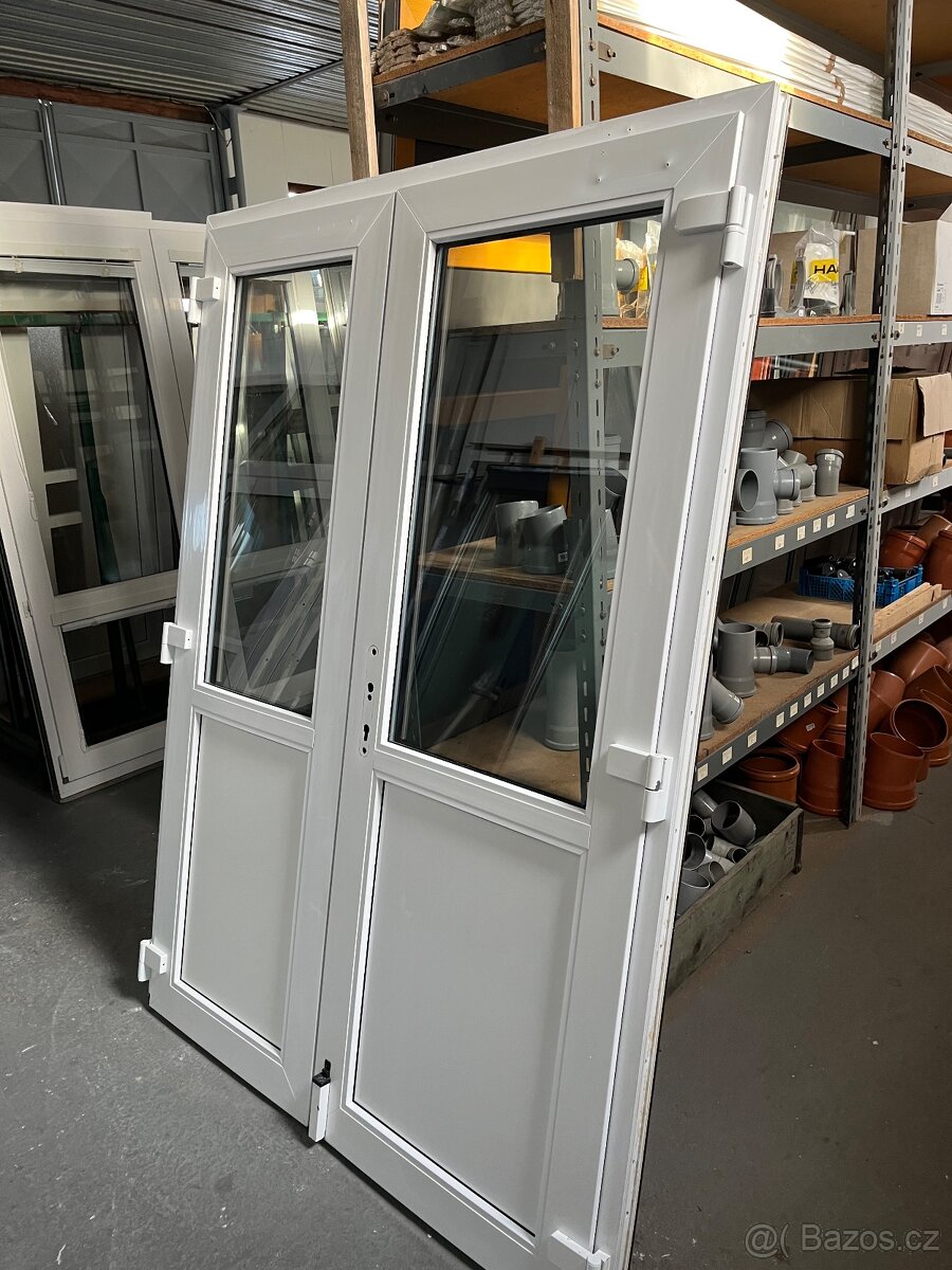 DVOUKŘÍDLÉ PVC VCHODOVÉ DVEŘE BÍLÁ/OŘECH 156x211-PLZEŇ - 2