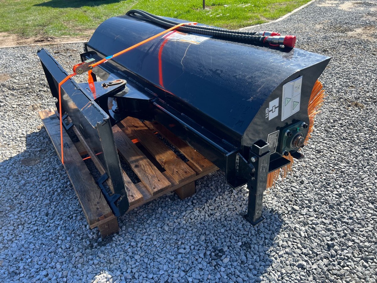 Štětkový zametač noví na smykový nakladač - 2