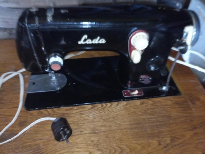 Šicí stroj skříňkový Lada - 2