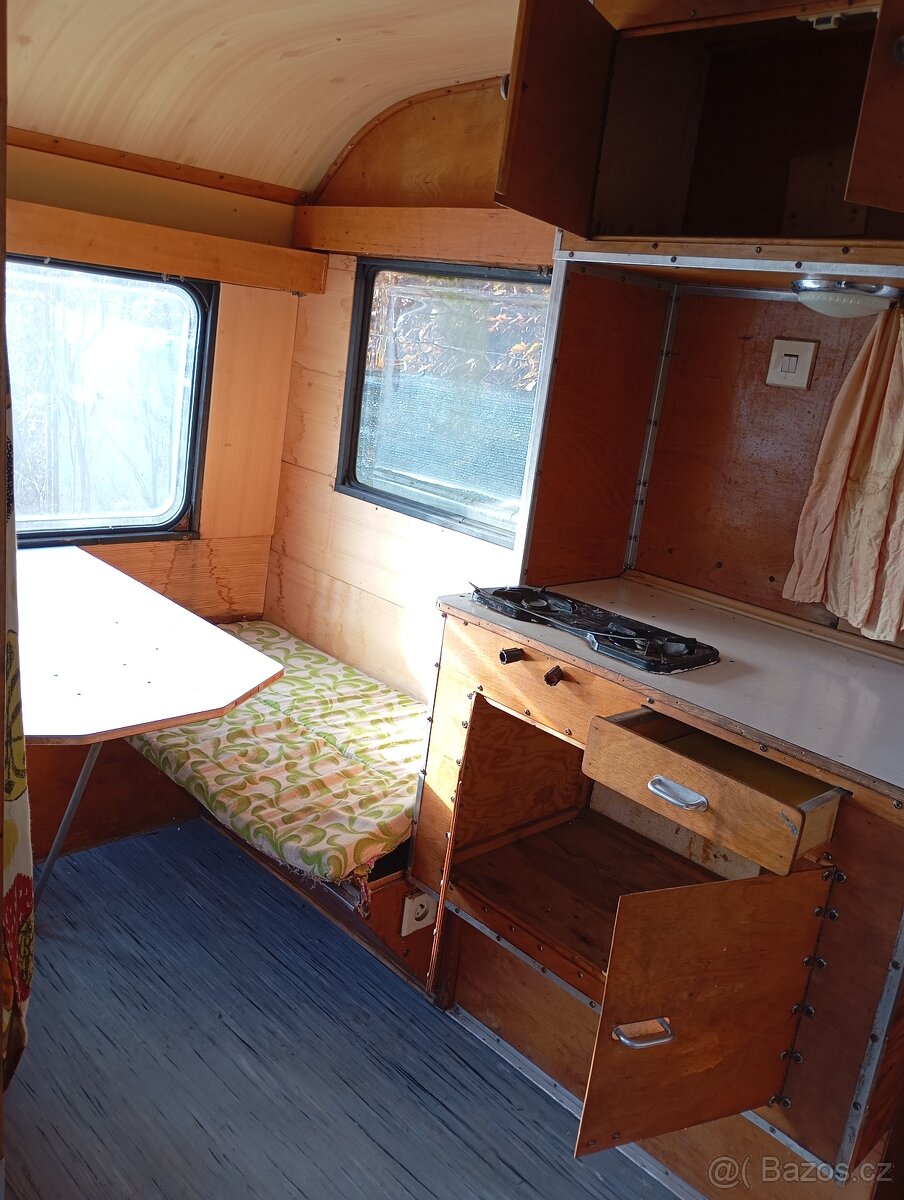 Karavan, obytný přívěs s papírama. - 2