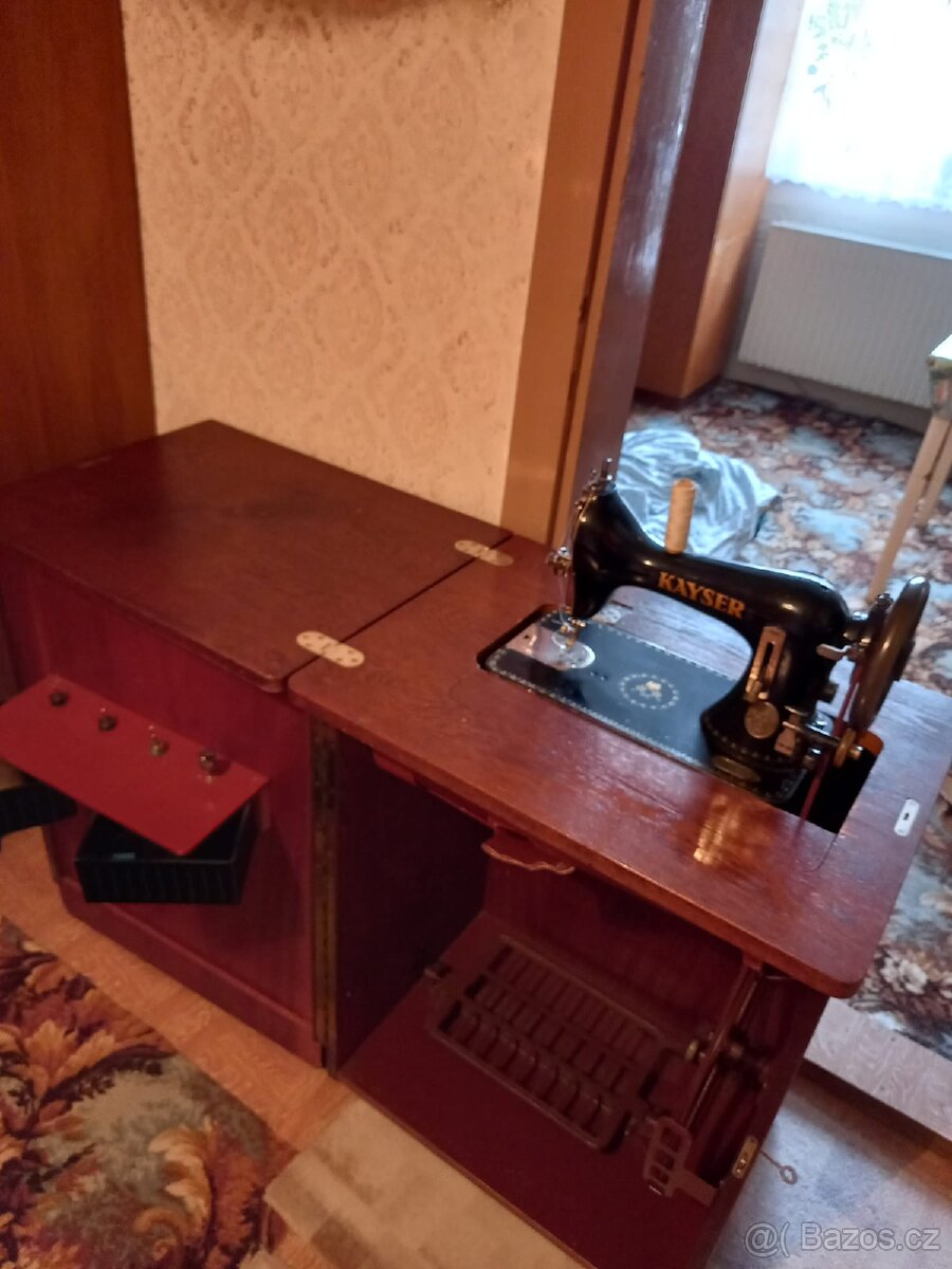 Prodám starší, funkční skříňkový šicí stroj s příslušenstvím - 2