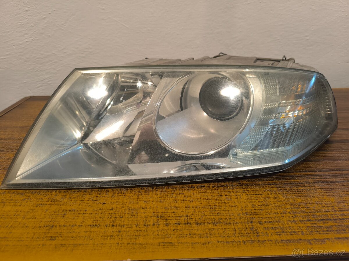 Prodám levý + pravý originální xenon Valeo na Škodu Octavia - 2