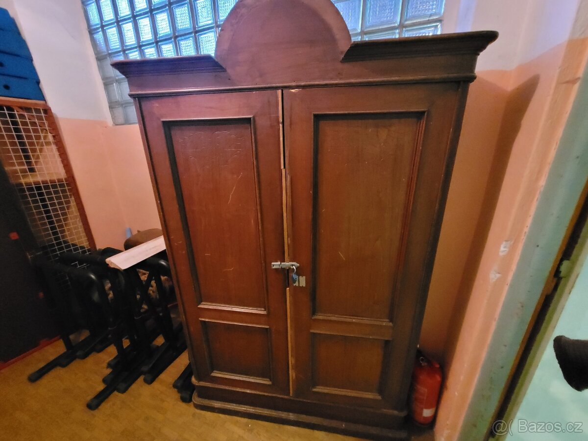 Starožitné skříně - 2