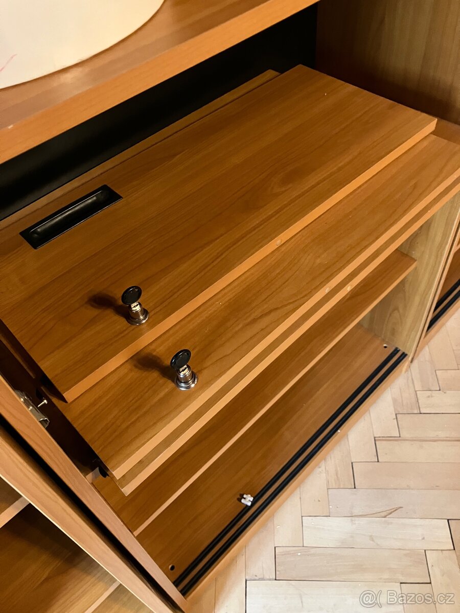 Kancelářské skříně a stoly - 2