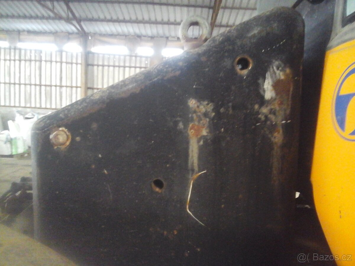 koupím zadní závaží na FASTRAC 3230 - 2