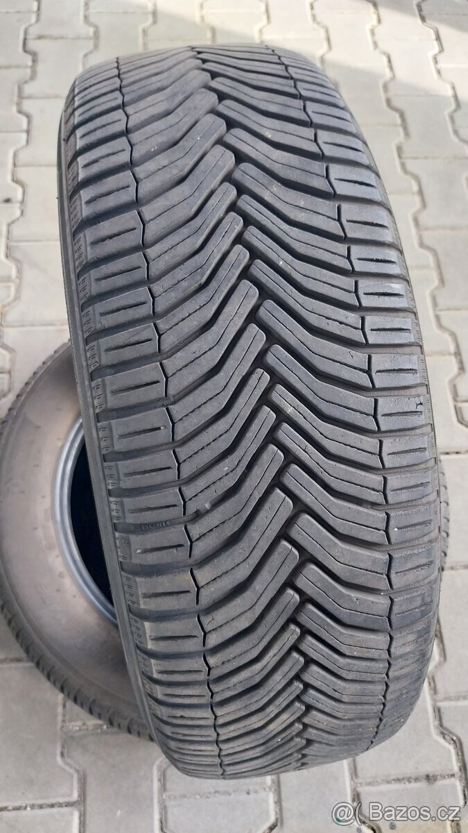 Prodám 2 x celoroční pneu Michelin 215/60/17 - 2