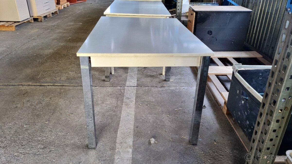 Stůl s chromovanými nohami - 2