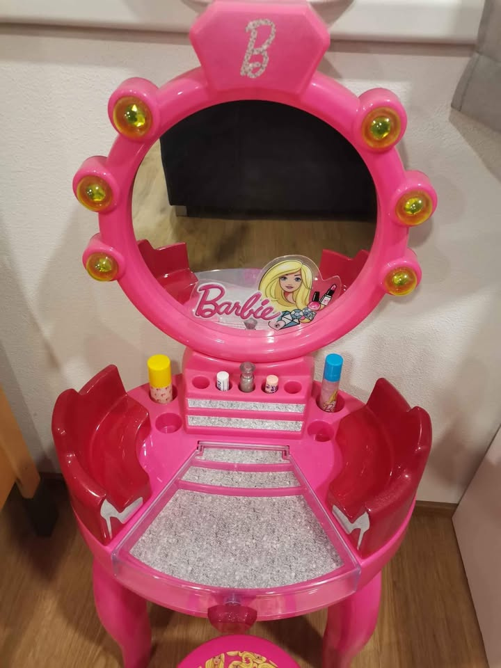 Dětský kosmetický stůl se židlí Barbie - 2