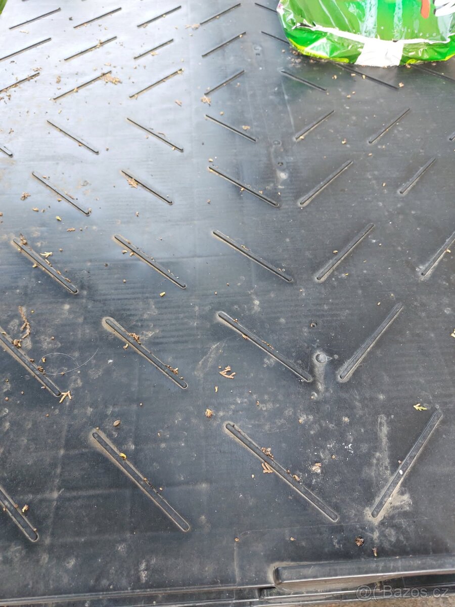 Plastove dierkovane alebo plne 110x80cm nostnost 1,5 to - 2