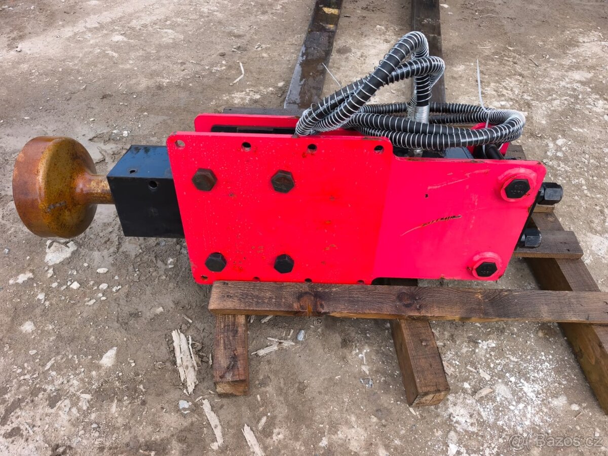 Hydraulický zatloukač kůlů pro bagr - 2