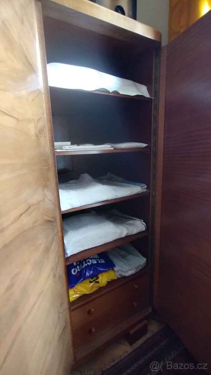 Masivní šatní skříň - 2