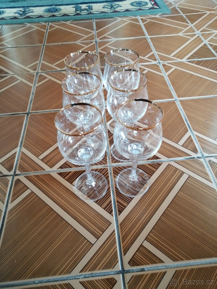 Skleničky s pozlacenou linkou. - 2
