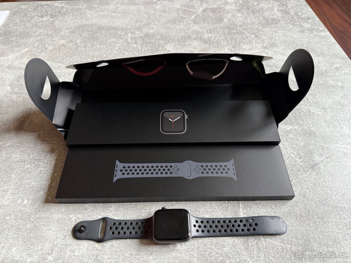Apple Watch SERIES 6 44 mm Space Gray Aluminium Case - 2