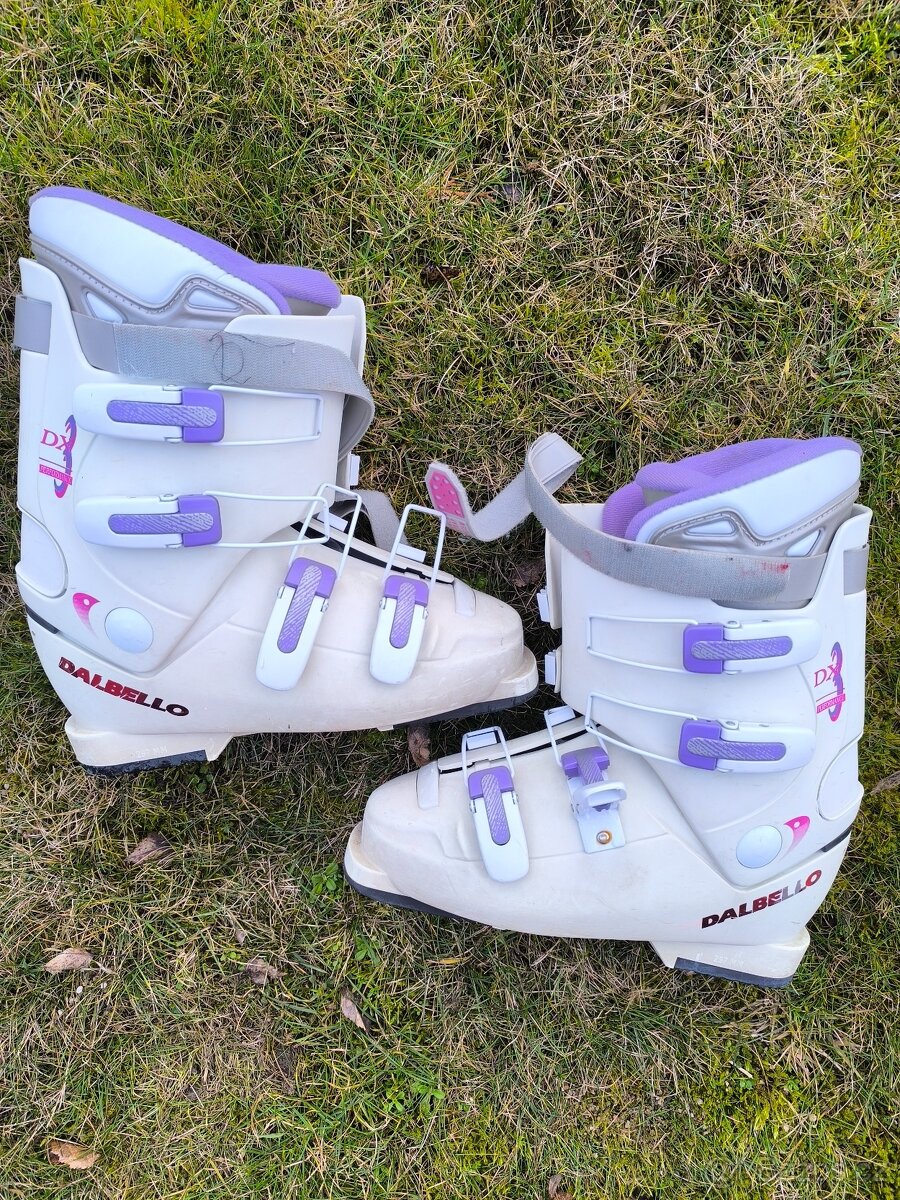 Prodám lyže, lyžáky,helmy, brýle - 2