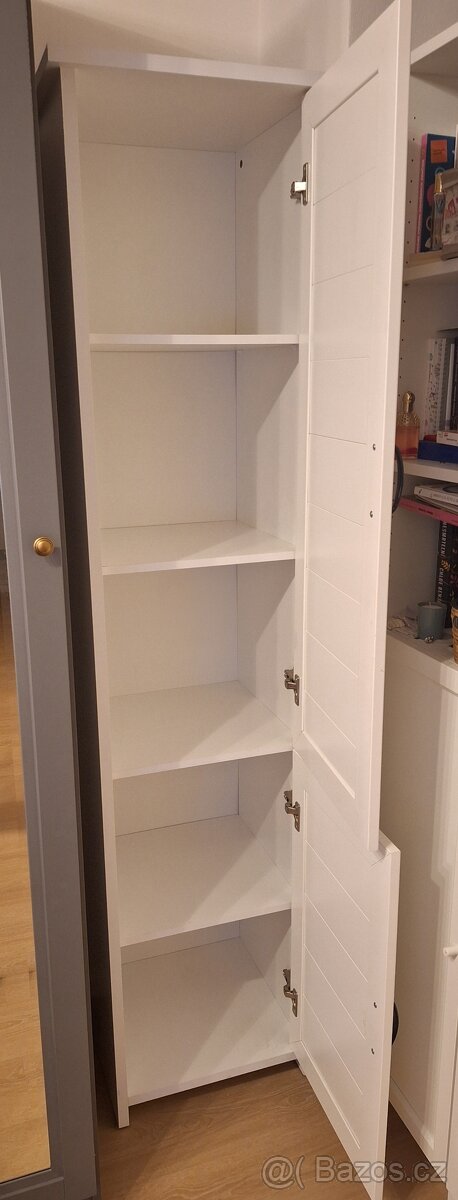 Vysoká bíla policová skříň - 2