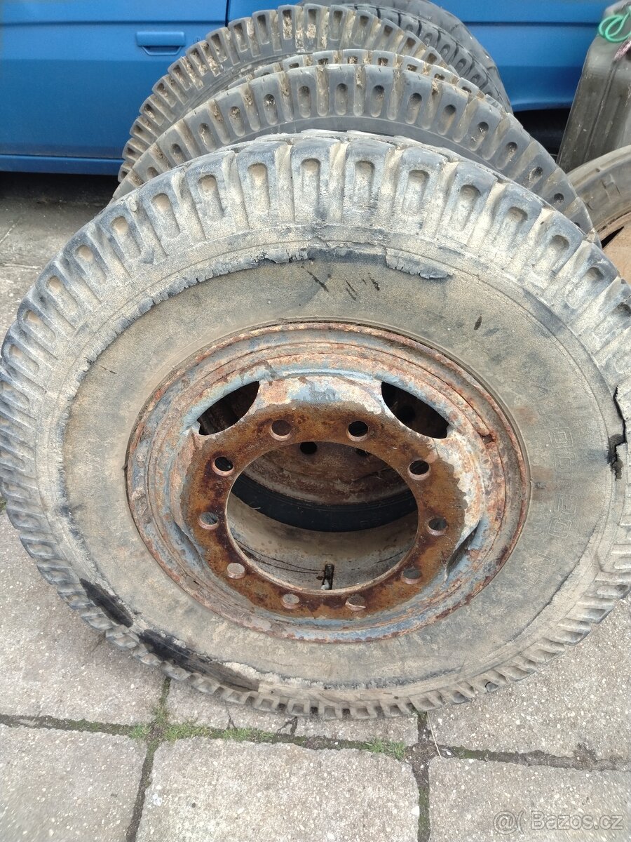 Kola po stoje zemědělské techniky a zetor 25 - 2
